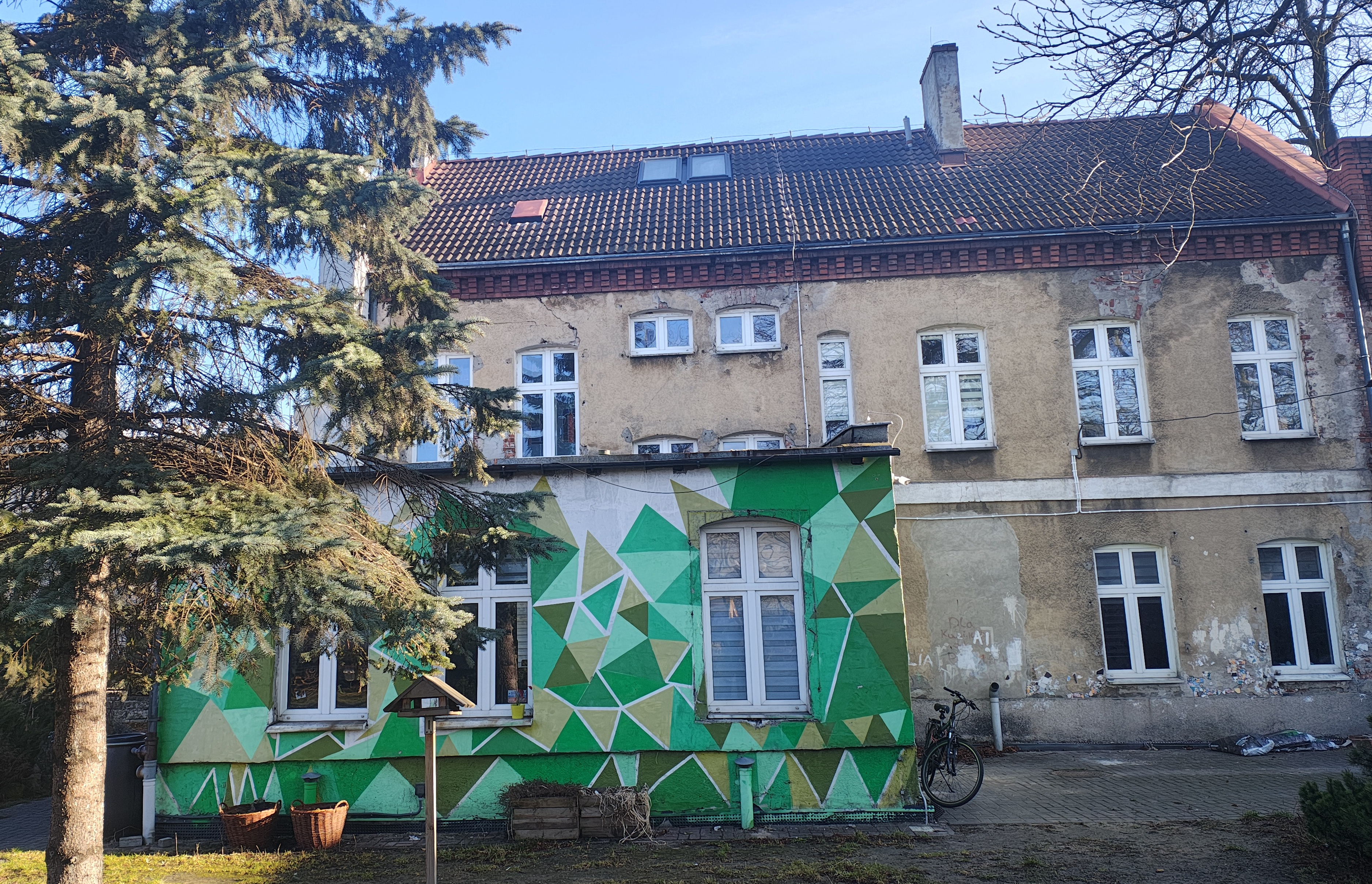 Banner Dom na Skraju. Zdjęcie tylnej ściany budynku, w którym Dom na Skraju ma swoją siedzibę.